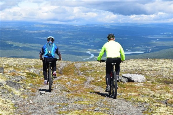 to syklister på sti i fjelleet